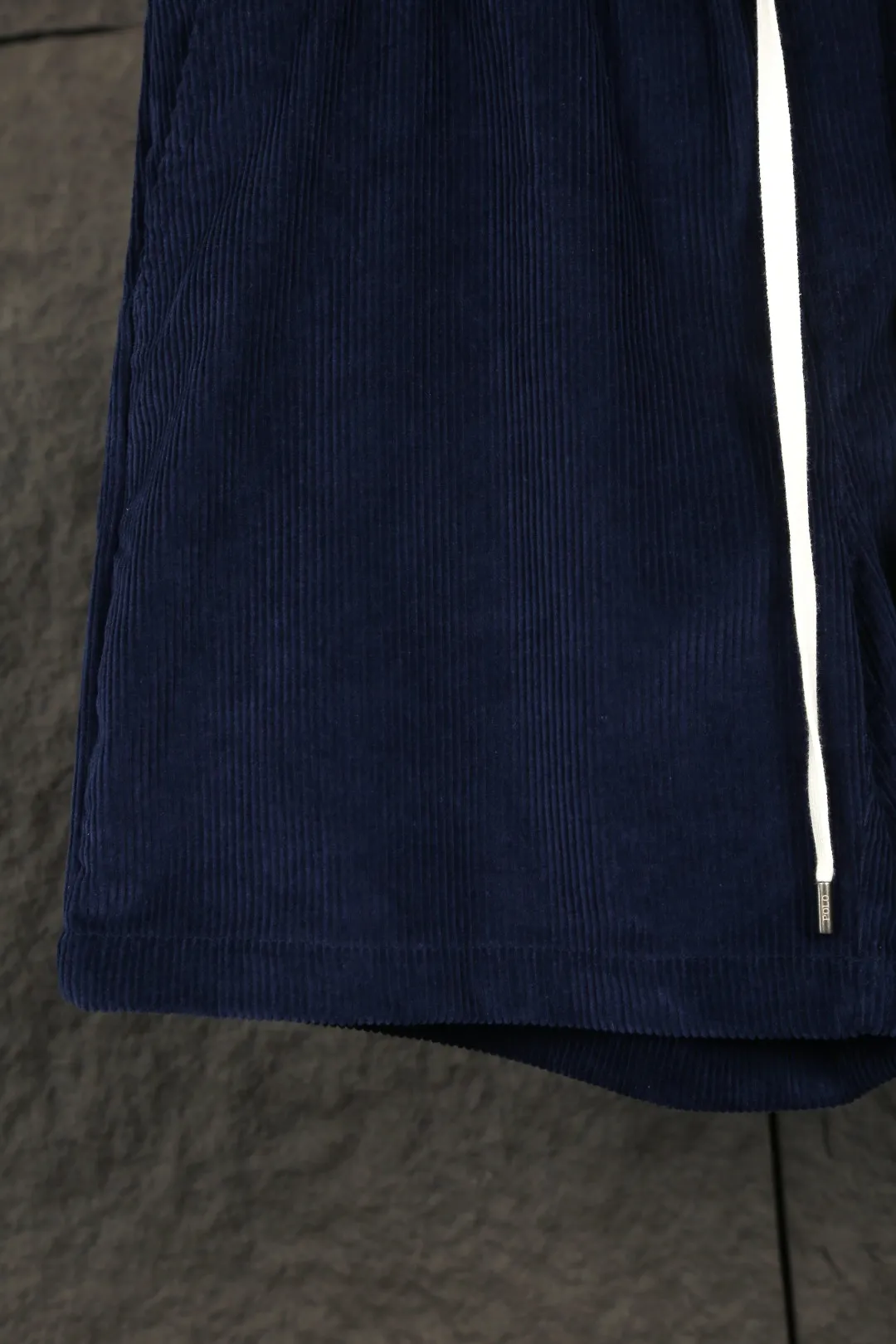 P190 Actual photo [Hot in summer] Style number: 25053# Color: Dark blue/off-white/light pink/coffee size: S to 1.2 Bronze gas eyes Customized brand RL letter pendant clock Green cotton waist rope ✅ - 100% restored workmanship A-line five-point fit Double pockets on the back Double stitched light independent waistband ✅ - RL/corduroy summer shorts Full of loose elastic band style Stiff version super neat Suede texture high-end pull-up matching shirt T-shirt Long-sleeved N-kind style Super feel on the upper body The laziness makes me feel full. The colors are super refreshing and clean. It has a high-quality texture.